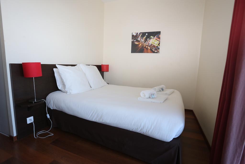O'Sullivans Bar And Hotel Mandelieu Habitación foto